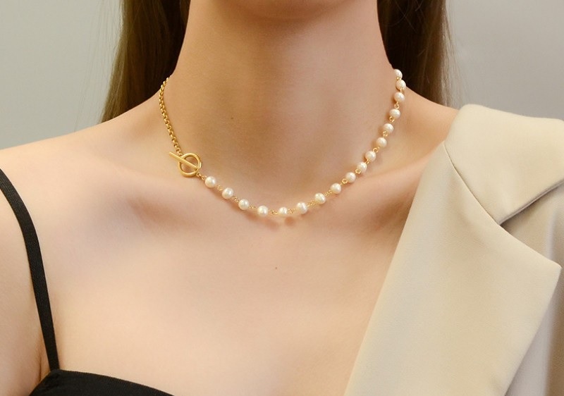 Những người c&oacute; phần h&ocirc;ng nở nang ph&ugrave; hợp với loại d&acirc;y chuyền c&oacute; hạt to 